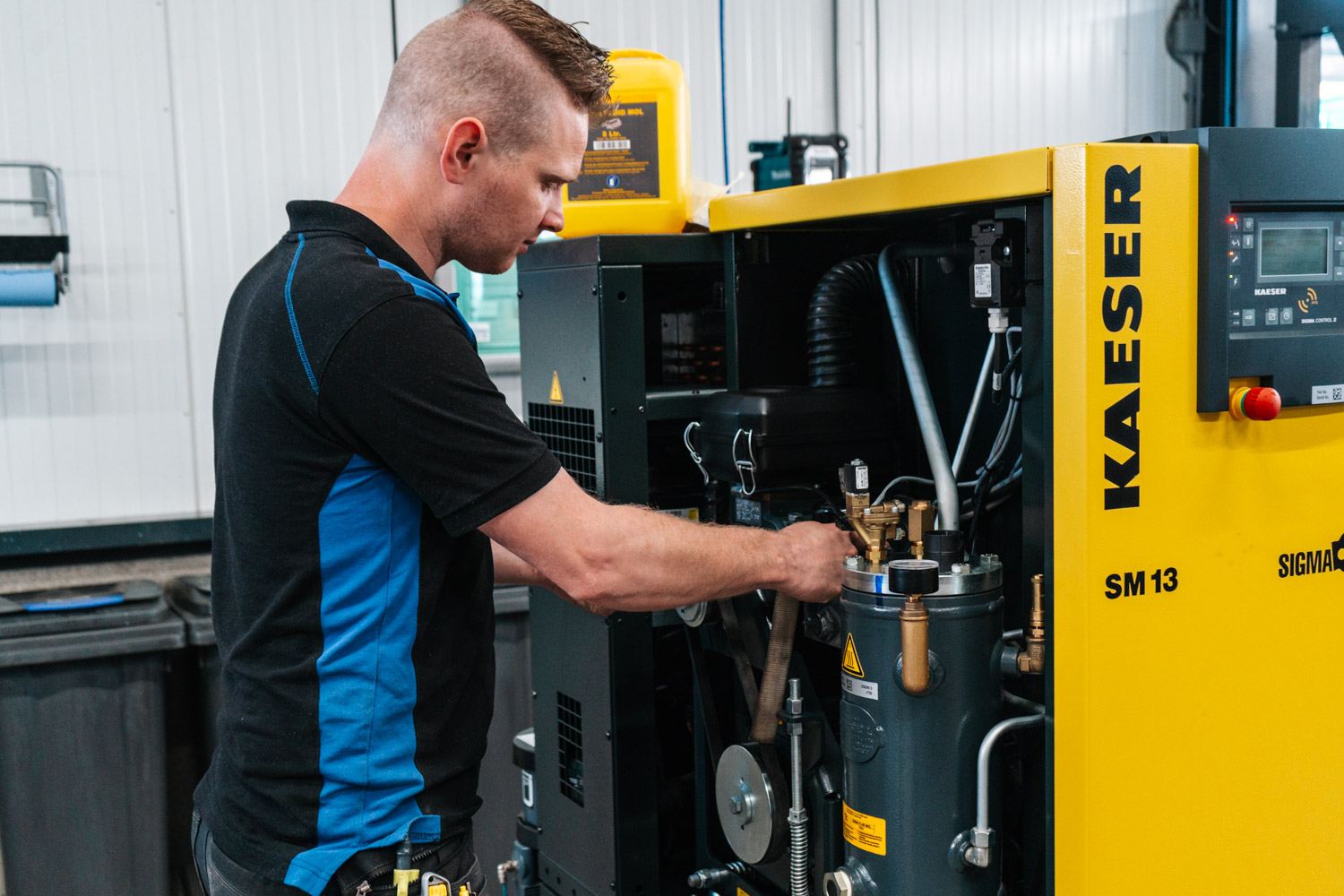 Een monteur die compressor onderhoud of een reparatie uitvoert